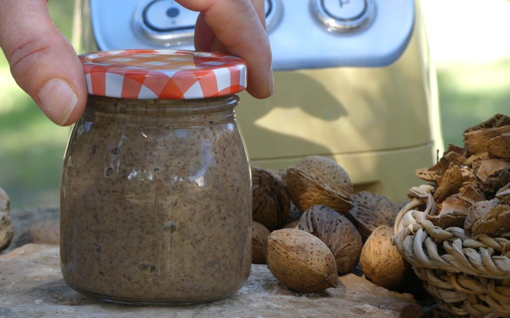 guardar-la-mantequilla-de-almendras-en-un-recipiente